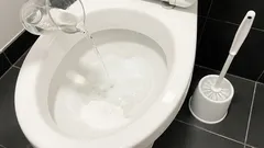 Ein halbes Glas – und die Toilette ist wie neu. Interessante Tipps zur Reinigung alter Sanitäranlagen.