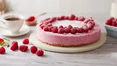 Zart, luftig und ganz ohne Backen: ein Himbeertraum, in den man sich einfach verlieben muss.