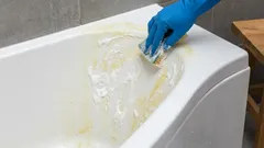 Wie lassen sich gelbe Flecken aus der Badewanne ohne chemische Mittel entfernen? Diese selbstgemachte Paste hilft Ihnen dabei.
