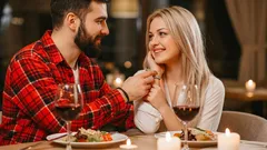 8 versteckte Signale: Woran man erkennt, dass man jemandem gefällt