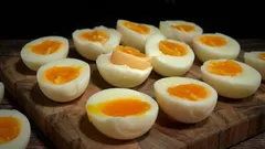 Warum Profiköche Eier niemals erst nach dem Aufkochen des Wassers kochen: Das Geheimnis eines perfekten Gerichts