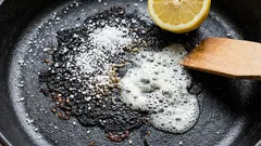 Alte Töpfe glänzen wieder wie neu: Merken Sie sich diesen Trick, um Verbrennungen schnell zu entfernen