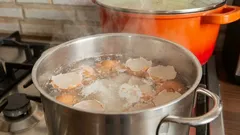 Warum man das Wasser, das nach dem Kochen von Eiern übrig bleibt, nicht wegschütten sollte und wie man es verwenden kann.