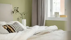 Warum das Bett nicht mit dem Kopfteil zum Fenster hin aufgestellt werden sollte: Es entstehen nicht nur Zugluft, sondern auch ein Gefühl der Unsicherheit.