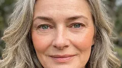 Wie schminkt man sich nach 50 perfekt, ohne dass es so aussieht, als trüge man eine Maske oder als würde man zu sehr glänzen?