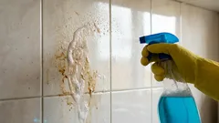 Ich entferne Fettflecken von der Küchenrückwand ohne aggressive Chemikalien: Dieses Mittel beseitigt jede Art von Verschmutzung