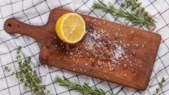 So bleibt Ihr Schneidebrett sauber und duftet angenehm: Hausmittel, die Sie bereits in Ihrer Küche haben.